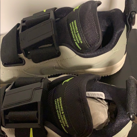 NIKES - Picture 3 of 5